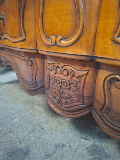 Commode Arbalette à trois tiroirs en Merisier – Style Louis XV – Estampillée