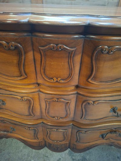 Commode Arbalette à trois tiroirs en Merisier – Style Louis XV – Estampillée