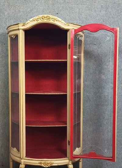 Vetrina bombata in stile Luigi XV – Laccata e dorata – Intorno al 1900 