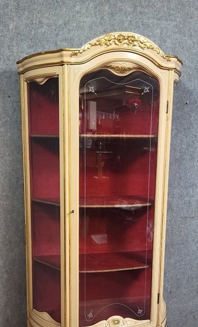 Vetrina bombata in stile Luigi XV – Laccata e dorata – Intorno al 1900 