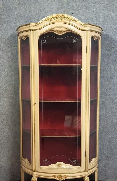 Vetrina bombata in stile Luigi XV – Laccata e dorata – Intorno al 1900 