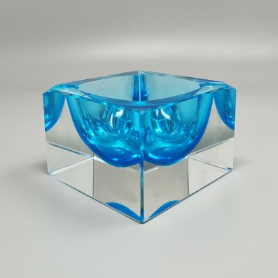Splendido posacenere o portatutto blu degli anni ’60, realizzato da Flavio Poli per Seguso. Prodotto in Italia