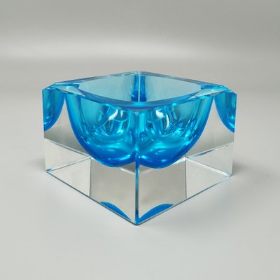 Splendido posacenere o portatutto blu degli anni ’60, realizzato da Flavio Poli per Seguso. Prodotto in Italia