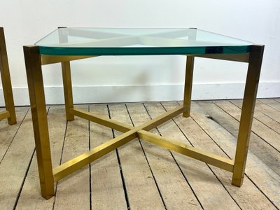 Coppia di tavolini laterali italiani in ottone e vetro degli anni '70.