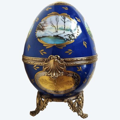 Grande uovo decorativo in porcellana di Limoges, dipinto a mano con un motivo raffigurante le quattro stagioni.