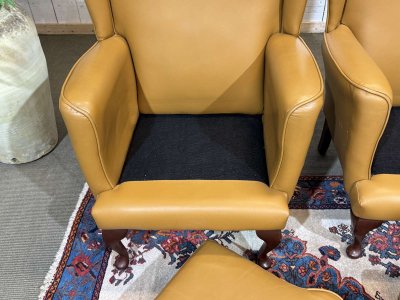 Paire de fauteuil anglais à oreilles des années 1980 en cuir 