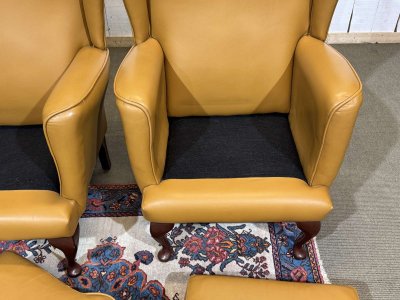 Paire de fauteuil anglais à oreilles des années 1980 en cuir 