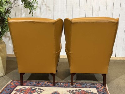 Paire de fauteuil anglais à oreilles des années 1980 en cuir 