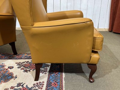 Paire de fauteuil anglais à oreilles des années 1980 en cuir 