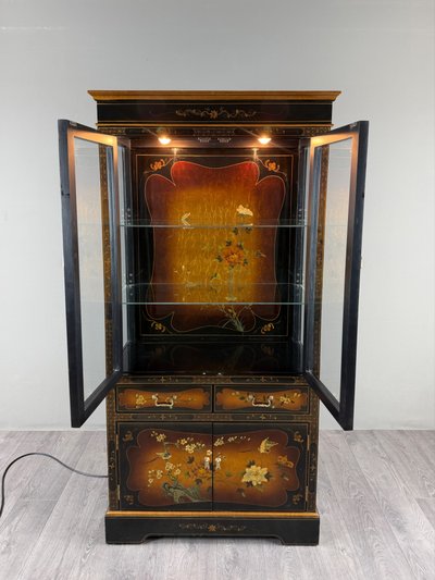 Vitrine chinoise laquée à décor floral et d’oiseaux, XXe siècle