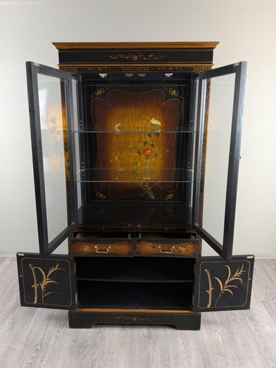 Vitrine chinoise laquée à décor floral et d’oiseaux, XXe siècle