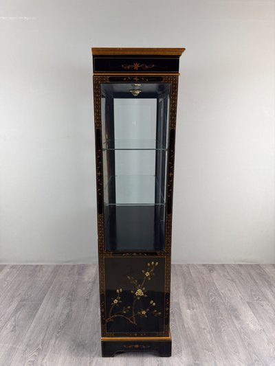 Vitrine chinoise laquée à décor floral et d’oiseaux, XXe siècle