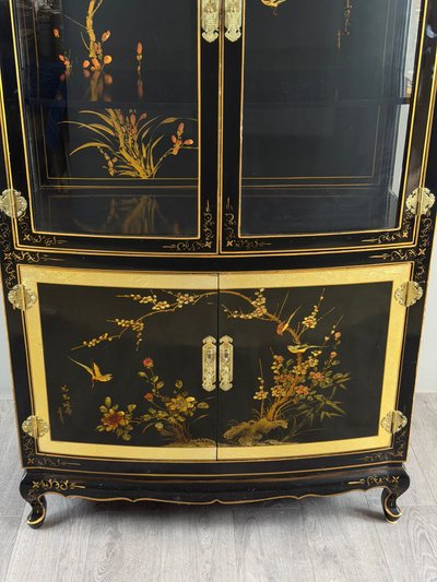 Chinesischer Vitrinenschrank aus schwarz lackiertem Holz mit polychromer Verzierung, 20. Jahrhundert