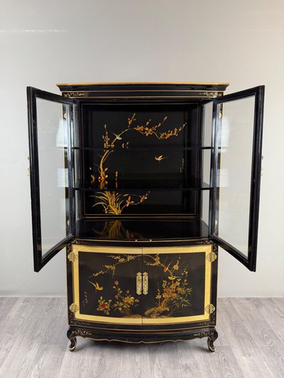 Chinesischer Vitrinenschrank aus schwarz lackiertem Holz mit polychromer Verzierung, 20. Jahrhundert