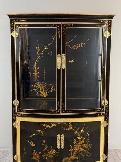 Chinesischer Vitrinenschrank aus schwarz lackiertem Holz mit polychromer Verzierung, 20. Jahrhundert