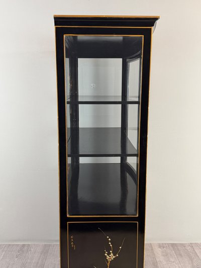 Chinesischer Vitrinenschrank aus schwarz lackiertem Holz mit polychromer Verzierung, 20. Jahrhundert