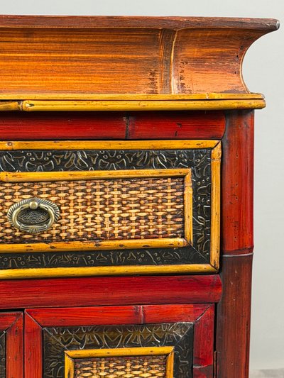 Coppia di comodini cinesi in legno dipinto, XX secolo
