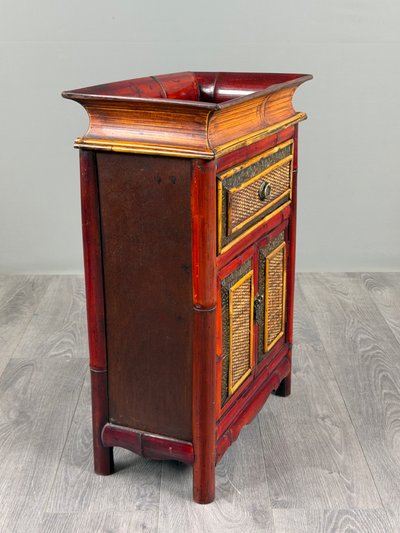 Coppia di comodini cinesi in legno dipinto, XX secolo