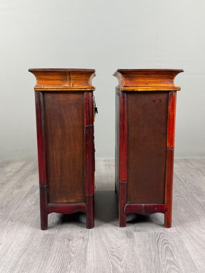 Coppia di comodini cinesi in legno dipinto, XX secolo