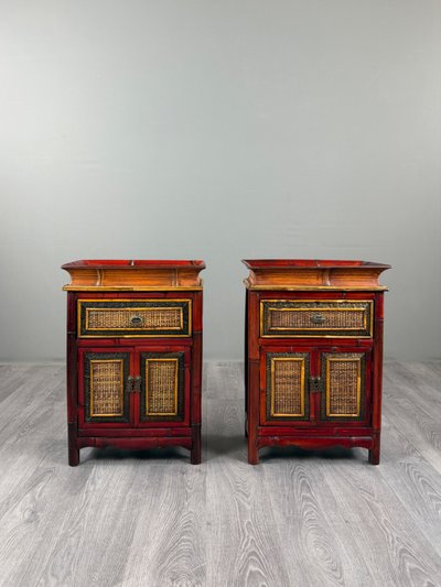 Coppia di comodini cinesi in legno dipinto, XX secolo