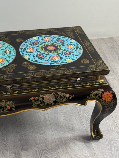Couchtisch aus schwarz lackiertem Holz mit Cloisonné- und polychromer Verzierung, 20. Jahrhundert