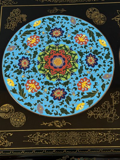 Couchtisch aus schwarz lackiertem Holz mit Cloisonné- und polychromer Verzierung, 20. Jahrhundert