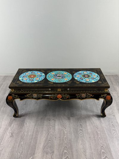 Couchtisch aus schwarz lackiertem Holz mit Cloisonné- und polychromer Verzierung, 20. Jahrhundert