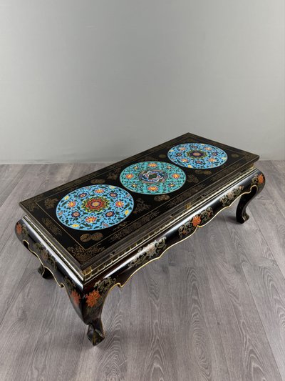 Couchtisch aus schwarz lackiertem Holz mit Cloisonné- und polychromer Verzierung, 20. Jahrhundert