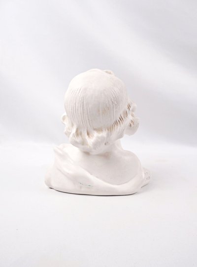 Busto in gesso in stile Art Nouveau raffigurante una giovane ragazza pensierosa, inizio XX secolo.