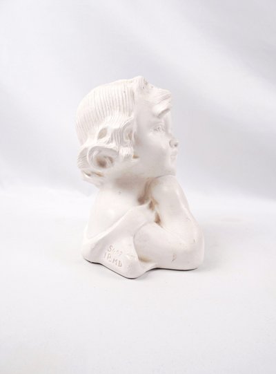 Busto in gesso in stile Art Nouveau raffigurante una giovane ragazza pensierosa, inizio XX secolo.