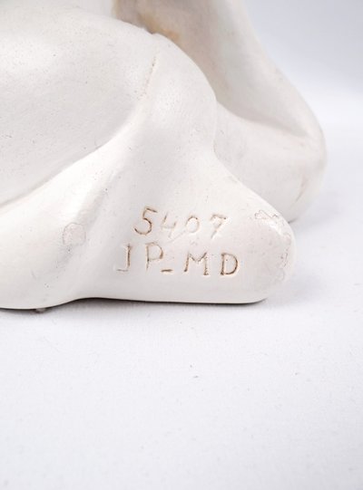 Busto in gesso in stile Art Nouveau raffigurante una giovane ragazza pensierosa, inizio XX secolo.
