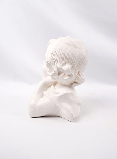 Busto in gesso in stile Art Nouveau raffigurante una giovane ragazza pensierosa, inizio XX secolo.