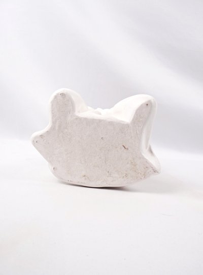 Busto in gesso in stile Art Nouveau raffigurante una giovane ragazza pensierosa, inizio XX secolo.