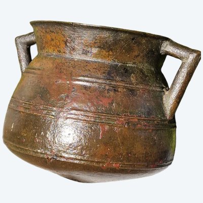 Kleiner Bronzekessel mit gewölbtem Boden im Stil der Hochzeit des 17.–18. Jahrhunderts
