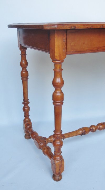 Table à écrire en bois fruitier et en buis. 