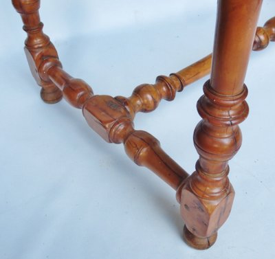 Table à écrire en bois fruitier et en buis. 