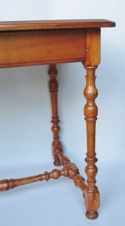 Table à écrire en bois fruitier et en buis. 
