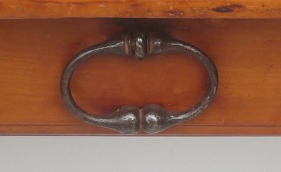 Table à écrire en bois fruitier et en buis. 
