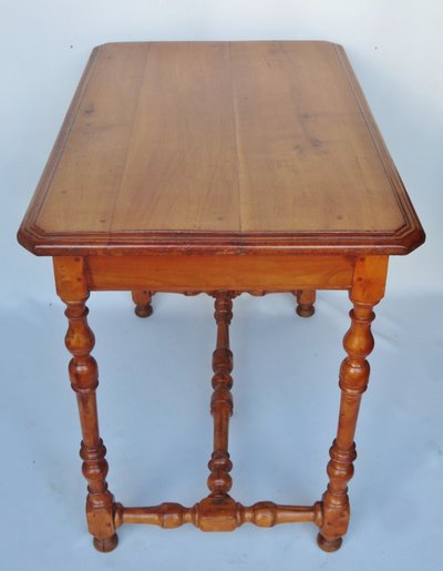 Table à écrire en bois fruitier et en buis. 