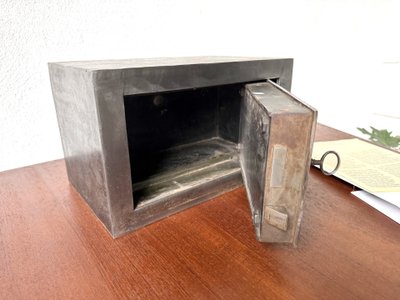 Piccola cassaforte d'epoca in acciaio, 1900-1920 circa