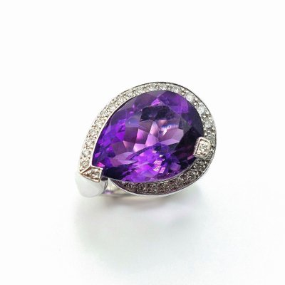 Pear-shaped amethyst ring with diamonds and 18k white gold