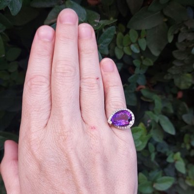 Pear-shaped amethyst ring with diamonds and 18k white gold
