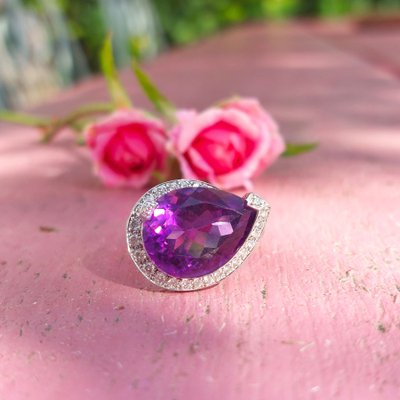 Pear-shaped amethyst ring with diamonds and 18k white gold