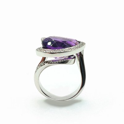 Pear-shaped amethyst ring with diamonds and 18k white gold