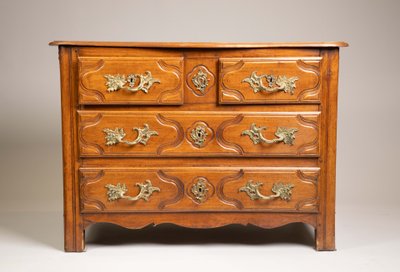Commode en noyer sculpté  18 éme Siècle 