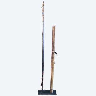 Set of arrows and a bow, Oceanic art, traditional weapon, tribal art, Oceania, approx. 175 cm 