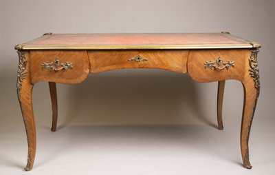 Bureau plat de style Louis XV