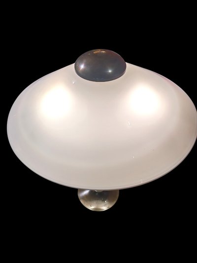 Lampe Murano au design épuré,  structure ovoïde en verre opalin XXeme 