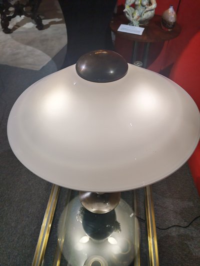 Lampe Murano au design épuré,  structure ovoïde en verre opalin XXeme 