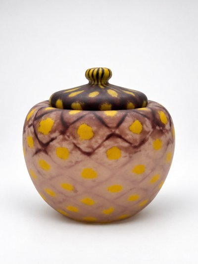 DAUM NANCY – RARE POLYCHROME LIDDED BOX WITH A MESH PATTERN AND YELLOW DOTS, CIRCA 1920